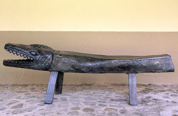 Banco con forma de cocodrilo